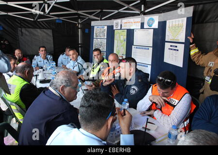 Ramat Gan, Israel. 28. November 2014. Teams zu diskutieren und bewerten das Ergebnis des Bohrers, während "Turm Inferno II" Räumungsübung von Israels höchste Hochhaus. Bildnachweis: Eden Akavia/Alamy Live-Nachrichten Stockfoto