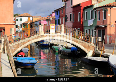 Venedig Italien Burano bunten Häuser entlang der Insel Kanäle Stockfoto