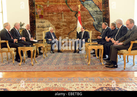 Kairo, Ägypten. 29. November 2014. Der ägyptische Präsident Abdel Fattah al-Sisi (R, Center) trifft sich mit Palästinenserpräsident Mahmoud Abbas (L, Center) in Kairo, Ägypten, am 29. November 2014. © Pool/Xinhua/Alamy Live-Nachrichten Stockfoto