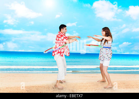 indischen Ehepaar Strand Spinning Stockfoto