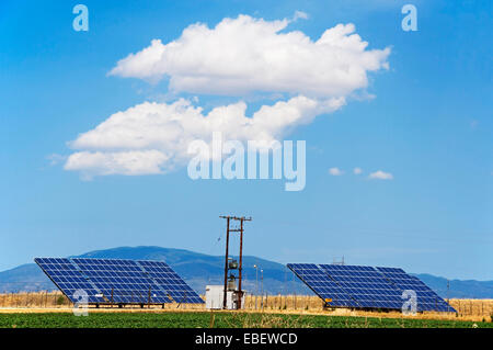 Solarstrommodule in Thessalien, Griechenland Stockfoto