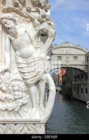 Venedig San Marco Statue von Adam am Dogenpalast Stockfoto