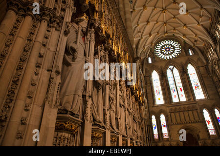 Im York Minster, Blick über die Statuen der Heiligen an der Rosette im südlichen Querschiff Stockfoto