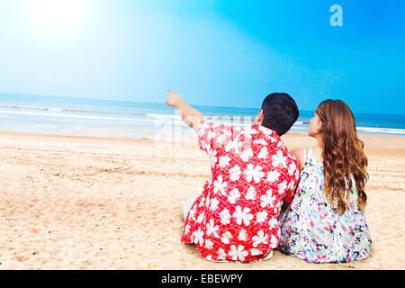 indische verheiratet paar Strand sitzen Stockfoto