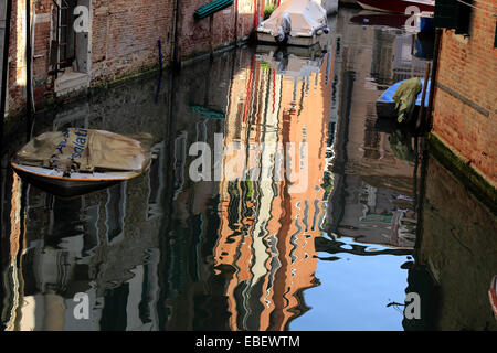 Venedig Italien Cannaregio Boote auf einen kleinen Kanal Stockfoto