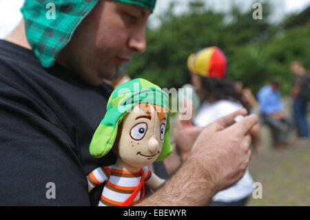 Sao Paulo, Brasilien. 29. November 2014. Ein Fan von der mexikanischen Schauspieler Roberto Gomez Bolanos, bekannt als "Chespirito" eine Puppe des Zeichens hält "El Chavo del 8' im offenen Bereich des Sao Paulo Museum of Art in São Paulo, Brasilien, am 29. November 2014. Der Comedian Roberto Gomez Bolanos starb am Freitag im Alter von 85 in der Stadt Cancun, nach lokalen Presse. © Rahel Patras/Xinhua/Alamy Live-Nachrichten Stockfoto