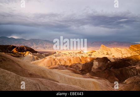 Die Wolkendecke macht es für mich bei Sonnenaufgang im Death Valley Stockfoto