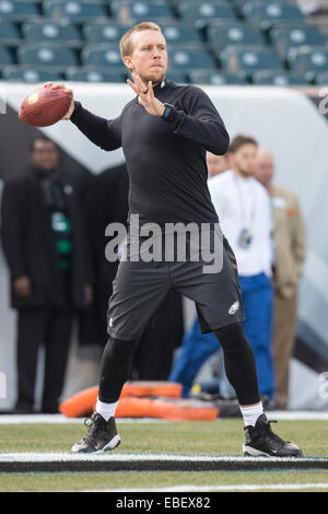 Philadelphia, Pennsylvania, USA. 23. November 2014. Philadelphia Eagles-Quarterback Nick Foles (9) wirft den Ball während der Warm-ups vor dem NFL-Spiel zwischen den Tennessee Titans und den Philadelphia Eagles am Lincoln Financial Field in Philadelphia, Pennsylvania. © Csm/Alamy Live-Nachrichten Stockfoto