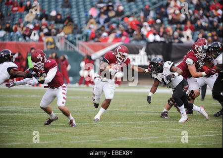 Philadelphia, Pennsylvania, USA. 29. November 2014. Des Tempels RB, KENNETH HARPER (4) läuft der Ball während des Spiels gegen Cincinnati am Lincoln Financial Field in Philadelphia Pa © Ricky Fitchett/ZUMA Draht/Alamy Live News Stockfoto