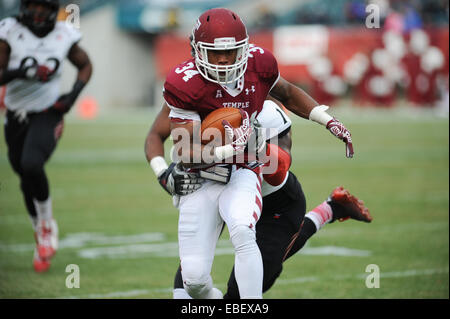 Philadelphia, Pennsylvania, USA. 29. November 2014. Des Tempels RB, JAHAD THOMAS (34) läuft der Ball während des Spiels gegen Cincinnati am Lincoln Financial Field in Philadelphia Pa © Ricky Fitchett/ZUMA Draht/Alamy Live News Stockfoto