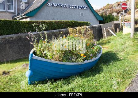 Altes Ruderboot als Blume Container in Tarbet, Isle of Harris, äußeren Hebriden, Schottland. Stockfoto