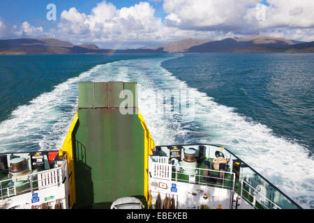 Ansicht von hinten von Caledonian MacBrayne ferry Hebriden, mit Blick auf die Isle of Harris, äußeren Hebriden, Schottland. Stockfoto