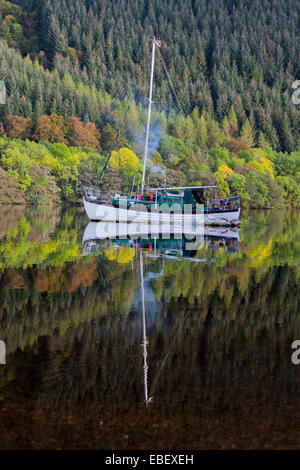 Boot mit Reflexion am Loch Oich, Caledonian Canal, The Great Glen, Highlands, Schottland. Stockfoto