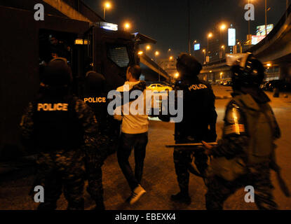 Kairo, Ägypten. 29. November 2014. Ägyptische Polizisten verhaften ein Demonstrant bei einer Demonstration zu denunzieren, dass ein Gericht Gebühren des ehemaligen ägyptischen Präsidenten Hosni Mubarak wies auf die Tötung von Demonstranten im Januar 2011, Ägypten, am 29. November 2014. © STR/Xinhua/Alamy Live-Nachrichten Stockfoto