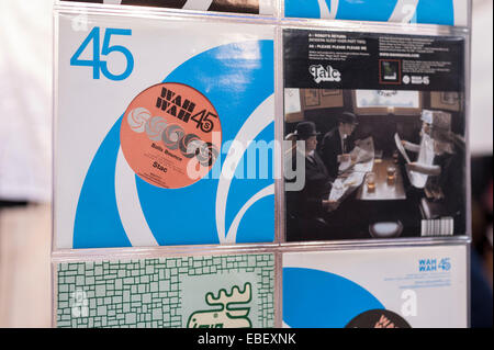 London, UK. 29. November 2014. 45 s zum Verkauf als Liebhaber der Vinyl Musik strömen in Old Spitalfields Market, Verkäufer von Vinyl-Schallplatten auf dem Independent Label-Markt gerecht zu werden. Stockfoto