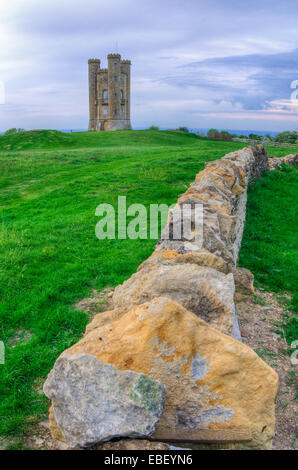 Broadway Tower in Worcestershire gesehen bei Sonnenuntergang Stockfoto