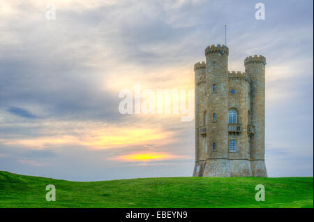 Broadway Tower in Worcestershire gesehen bei Sonnenuntergang Stockfoto