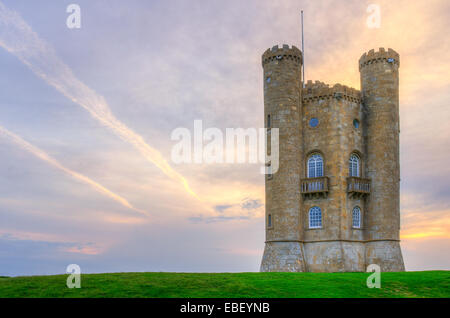 Broadway Tower in Worcestershire gesehen bei Sonnenuntergang Stockfoto