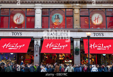 LONDON, UK - 29. November 2014: Massen von Shopper Flut vorbei und in Hamleys Spielwarenladen in der Regent Street in London, am 29. Nov. Stockfoto