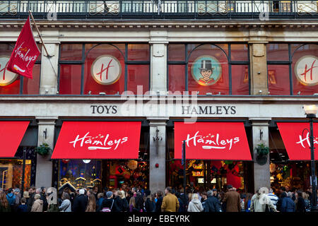 LONDON, UK - 29. November 2014: Massen von Shopper Flut vorbei und in Hamleys Spielwarenladen in der Regent Street in London, am 29. Nov. Stockfoto