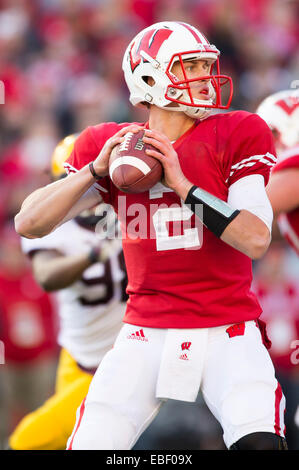 29. November 2014: Wisconsin Badgers Quarterback Joel Daube #2 Tropfen zurück um zu passieren im ersten Quartal des NCAA Football-Spiel zwischen den Minnesota Golden Gophers und die Wisconsin Badgers im Camp Randall Stadium in Madison, Wisconsin. Wisconsin besiegte Minnesota 34-24. John Fisher/CSM Stockfoto