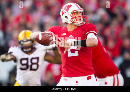 29. November 2014: Wisconsin Badgers Quarterback Joel Daube #2 Tropfen zurück um zu passieren im ersten Quartal des NCAA Football-Spiel zwischen den Minnesota Golden Gophers und die Wisconsin Badgers im Camp Randall Stadium in Madison, Wisconsin. Wisconsin besiegte Minnesota 34-24. John Fisher/CSM Stockfoto