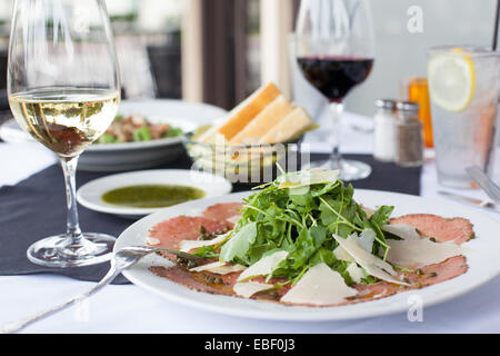 Italienische Mahlzeit im Freien auf der Terrasse mit Wein Stockfoto