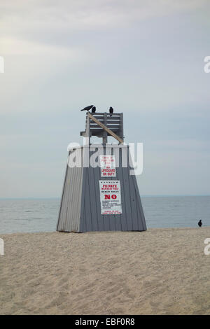 keine Rettungsschwimmer auf Pflicht Stuhl in Milford CT Stockfoto