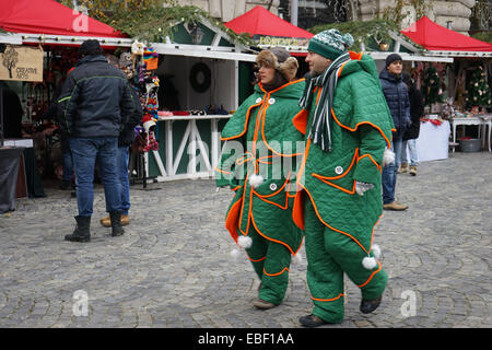 Bukarest, Rumänien. 29. November 2014. Die Menschen gehen auf dem Weihnachtsmarkt in der Innenstadt von Bukarest, Hauptstadt Rumäniens, 29. November 2014. Der Markt war für die Öffentlichkeit am Samstag geöffnet. © Lin Huifen/Xinhua/Alamy Live-Nachrichten Stockfoto