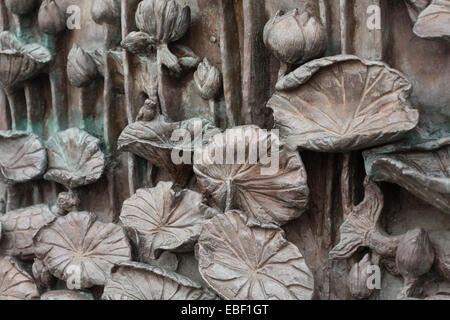 Seerose-Detail auf einer Wandskulptur im Wat Traimit, Bangkok, Thailand. Stockfoto