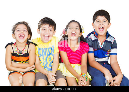 indische Kinder sitzen zu Hause Spaß Stockfoto