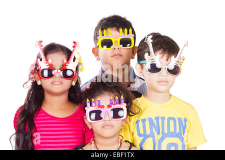 indische Kinder stehen psoe Stockfoto