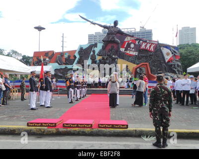 Manila, Philippinen. 30. November 2014. Verschiedenen Regierungsagenturen bietet Kranz am Bonifacio Schrein in Manila in Manila auf den 151. Geburtstag der Philippinen Arbeiterklasse und Revolutionshelden, Andres Bonifacio. Bildnachweis: Sherbien Dacalanio / Alamy Live News Stockfoto