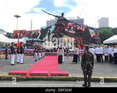 Manila, Philippinen. 30. November 2014. Verschiedenen Regierungsagenturen bietet Kranz am Bonifacio Schrein in Manila in Manila auf den 151. Geburtstag der Philippinen Arbeiterklasse und Revolutionshelden, Andres Bonifacio. Bildnachweis: Sherbien Dacalanio / Alamy Live News Stockfoto