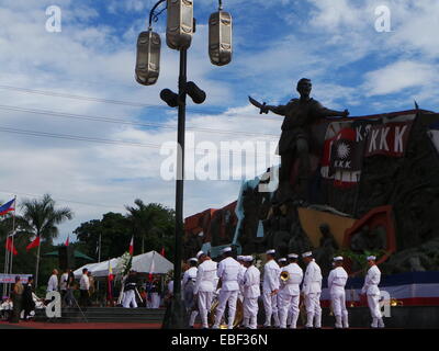 Manila, Philippinen. 30. November 2014. Verschiedenen Regierungsagenturen bietet Kranz am Bonifacio Schrein in Manila in Manila auf den 151. Geburtstag der Philippinen Arbeiterklasse und Revolutionshelden, Andres Bonifacio. Bildnachweis: Sherbien Dacalanio / Alamy Live News Stockfoto