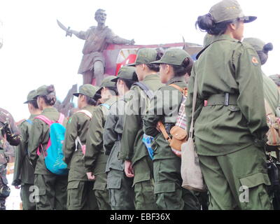 Manila, Philippinen. 30. November 2014. Verschiedenen Regierungsagenturen bietet Kranz am Bonifacio Schrein in Manila in Manila auf den 151. Geburtstag der Philippinen Arbeiterklasse und Revolutionshelden, Andres Bonifacio. Bildnachweis: Sherbien Dacalanio / Alamy Live News Stockfoto