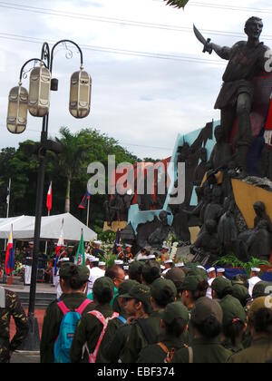 Manila, Philippinen. 30. November 2014. Verschiedenen Regierungsagenturen bietet Kranz am Bonifacio Schrein in Manila in Manila auf den 151. Geburtstag der Philippinen Arbeiterklasse und Revolutionshelden, Andres Bonifacio. Bildnachweis: Sherbien Dacalanio / Alamy Live News Stockfoto