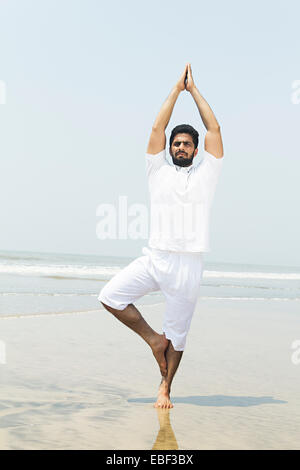 indischer Mann Strand Yoga Stockfoto