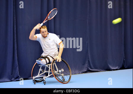 Birmingham, Vereinigtes Königreich. 29. November 2014. Nicolas Peifer (FR) wieder den Ball während seiner Halbfinalspiel mit Maikel selben (NL) bei NEC-Rollstuhl-Tennis-Masters-Wettbewerb. P ging auf das Spiel entscheidend mit einem Score von 6: 4, 6: 1 gewinnen. Bildnachweis: Michael Preston/Alamy Live-Nachrichten Stockfoto