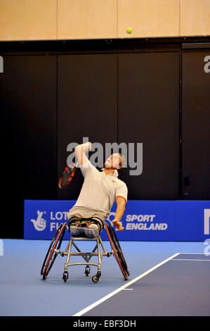 Birmingham, Vereinigtes Königreich. 29. November 2014. Nicolas Peifer (FR) während seiner Halbfinalspiel mit Maikel selben (NL) bei NEC-Rollstuhl-Tennis-Masters-Wettbewerb dienen. P ging auf das Spiel entscheidend mit einem Score von 6: 4, 6: 1 gewinnen. Bildnachweis: Michael Preston/Alamy Live-Nachrichten Stockfoto