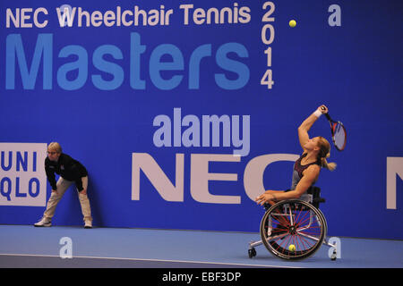 Birmingham, Vereinigtes Königreich. 29. November 2014. Jordanne Whiley (GBR) während ihr Halbfinalspiel mit Aniek van Koot (NED) beim NEC-Rollstuhl-Tennis-Masters-Wettbewerb. Obwohl Whiley eine frühe Führung gegründet, ging van Koot auf einem umkämpften Match mit einer Punktzahl von 6-7, 7-5, 6-2 gewinnen. Bildnachweis: Michael Preston/Alamy Live-Nachrichten Stockfoto