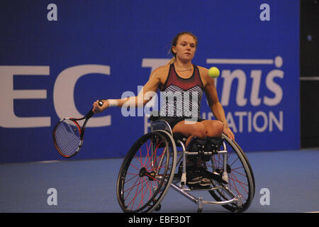 Birmingham, Vereinigtes Königreich. 29. November 2014. Jordanne Whiley (GBR) rund um den Ball während ihr Halbfinalspiel mit Aniek van Koot (NED) beim NEC-Rollstuhl-Tennis-Masters-Wettbewerb. Obwohl Whiley eine frühe Führung gegründet, ging van Koot auf einem umkämpften Match mit einer Punktzahl von 6-7, 7-5, 6-2 gewinnen. Bildnachweis: Michael Preston/Alamy Live-Nachrichten Stockfoto