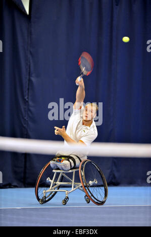 Birmingham, Vereinigtes Königreich. 29. November 2014. Nicolas Peifer (FR) während seiner Halbfinalspiel mit Maikel selben (NL) bei NEC-Rollstuhl-Tennis-Masters-Wettbewerb dienen. P ging auf das Spiel entscheidend mit einem Score von 6: 4, 6: 1 gewinnen. Bildnachweis: Michael Preston/Alamy Live-Nachrichten Stockfoto