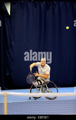 Birmingham, Vereinigtes Königreich. 29. November 2014. Nicolas Peifer (FR) wieder den Ball während seiner Halbfinalspiel mit Maikel selben (NL) bei NEC-Rollstuhl-Tennis-Masters-Wettbewerb. P ging auf das Spiel entscheidend mit einem Score von 6: 4, 6: 1 gewinnen. Bildnachweis: Michael Preston/Alamy Live-Nachrichten Stockfoto