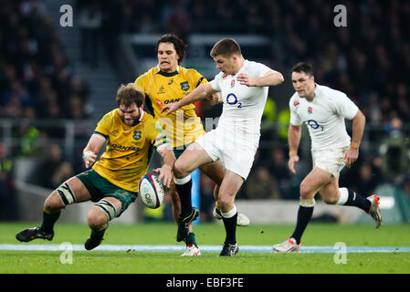 London, UK. 29. November 2014. Englands Owen Farrell fly Hacks - QBE Herbst Internationals - England Vs Australien - Twickenham Stadium - London - 29.11.2014 - Pic Charlie Forgham-Bailey/Sportimage. Bildnachweis: Csm/Alamy Live-Nachrichten Stockfoto