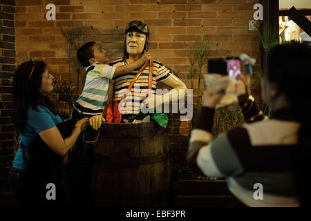 Bogota, Kolumbien. 29. November 2014. Menschen darstellen, mit einer Statue des "El Chavo del 8', Gründung des mexikanischen Schauspieler Roberto Gomez Bolanos, in Bogota, Kolumbien, am 29. November 2014. Mexikanische Schauspieler Roberto Gomez Bolanos, bekannt als "Chespirito", starb am Freitag im Alter von 85 im südöstlichen Mexiko Cancun Stadt. © Jhon Paz/Xinhua/Alamy Live-Nachrichten Stockfoto