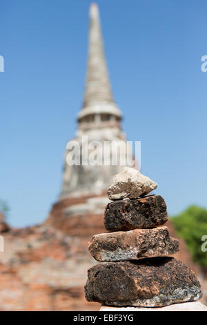 Ein Steinhaufen vor einem Stupa, Wat Mahathat Ayutthaya, Thailand. Stockfoto