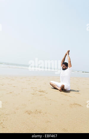 indischer Mann Strand Yoga Stockfoto