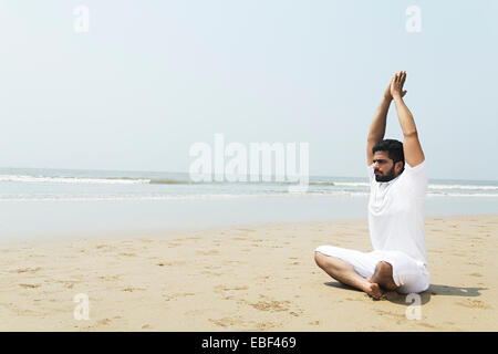 indischer Mann Strand Yoga Stockfoto