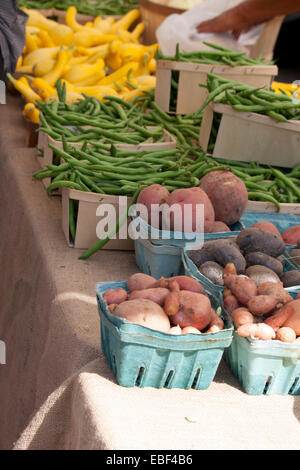 Frisches Gemüse auf einem Bauernmarkt verkauft. Stockfoto